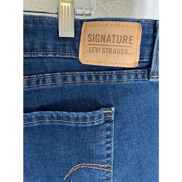 Signature by Levi Strauss & Co. Gold Label Women's Size Mid-Rise Shorts 20 W35 - Picture 11 of 11